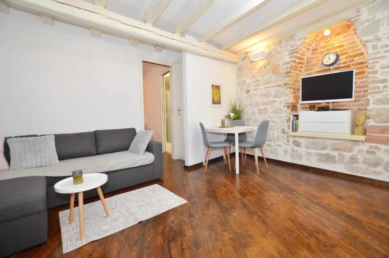 Pisinium Apartment Rovigno Esterno foto