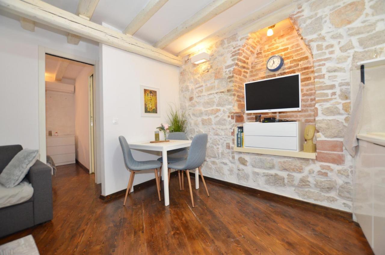 Pisinium Apartment Rovigno Esterno foto