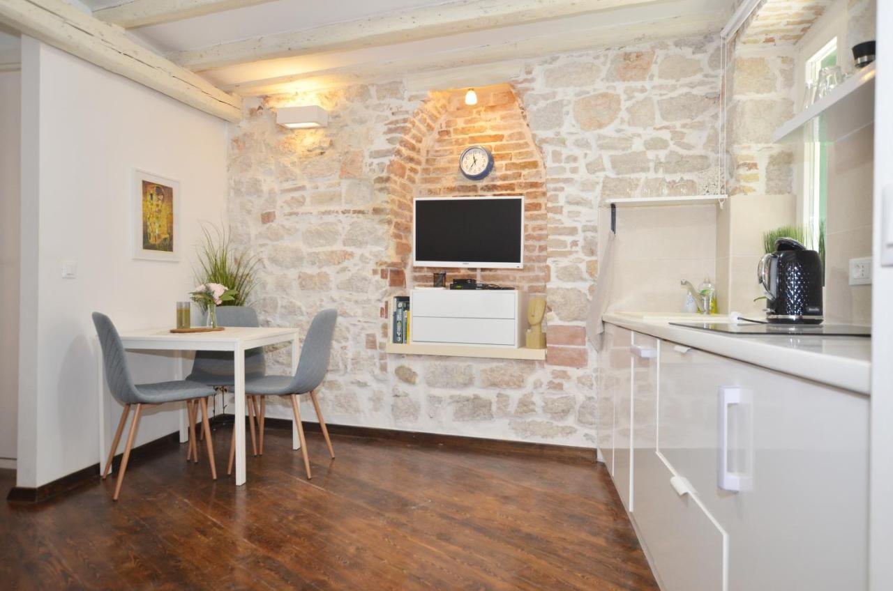 Pisinium Apartment Rovigno Esterno foto